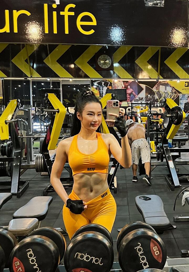 Thân hình cuồn cuộn cơ bắp của Angela Phương Trinh - 3
