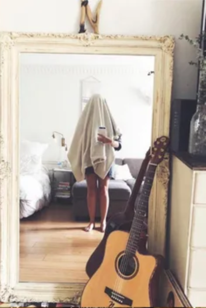 Hết hồn với các kiểu tạo dáng selfie trước gương, ai yếu tim nhìn là sợ xanh mặt - 2