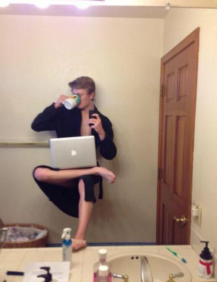 Hết hồn với các kiểu tạo dáng selfie trước gương, ai yếu tim nhìn là sợ xanh mặt - 6