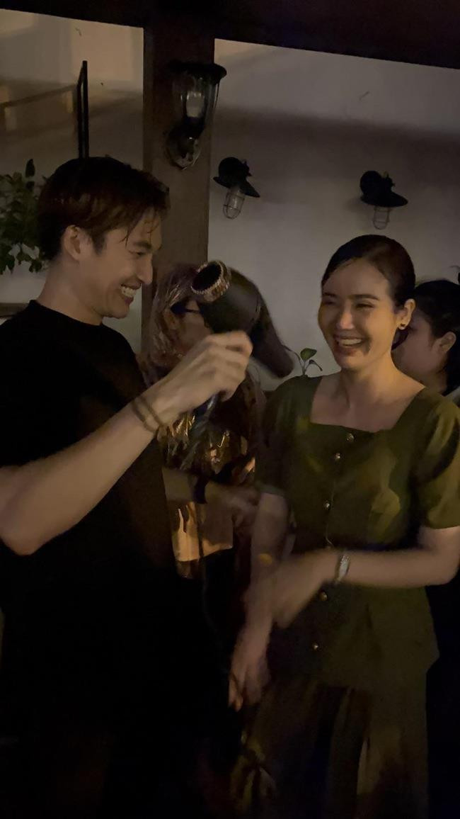 'Thương ngày nắng về' có cảnh che mưa giống hệt phim 'Bộ bộ kinh tâm'