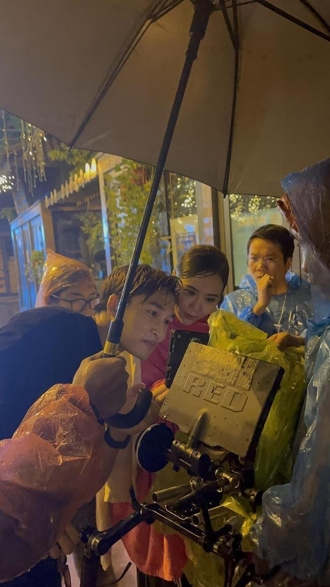 'Thương ngày nắng về' có cảnh che mưa giống hệt phim 'Bộ bộ kinh tâm'