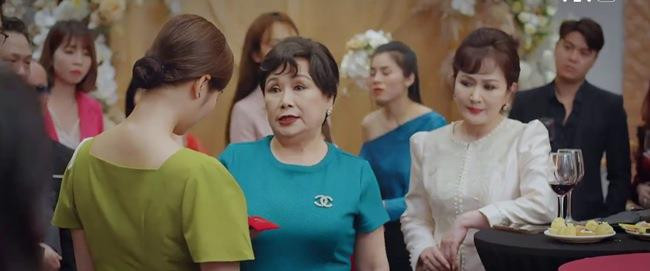 'Thương ngày nắng về' có cảnh che mưa giống hệt phim 'Bộ bộ kinh tâm'