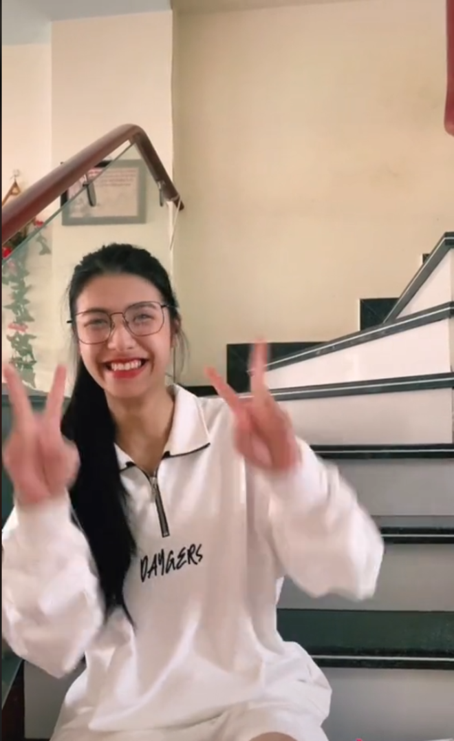 Tan chảy với nụ cười tỏa nắng của cô bạn câm điếc bẩm sinh, 7 tuổi phải xa nhà - 4