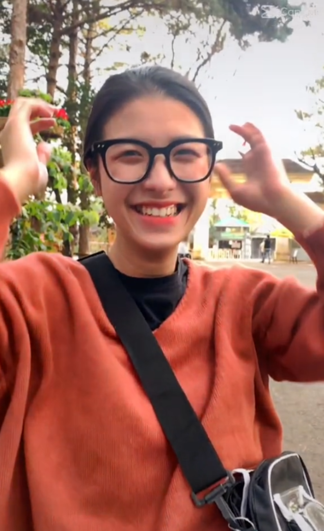 Tan chảy với nụ cười tỏa nắng của cô bạn câm điếc bẩm sinh, 7 tuổi phải xa nhà - 1