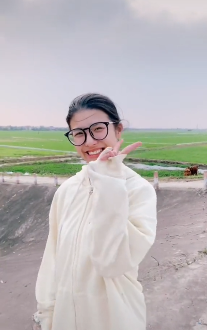 Tan chảy với nụ cười tỏa nắng của cô bạn câm điếc bẩm sinh, 7 tuổi phải xa nhà - 2