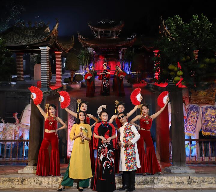 NSƯT Diệu Hương: 'Dù phải ăn mắm ăn muối qua ngày, tôi vẫn theo đuổi ca Huế' - 4