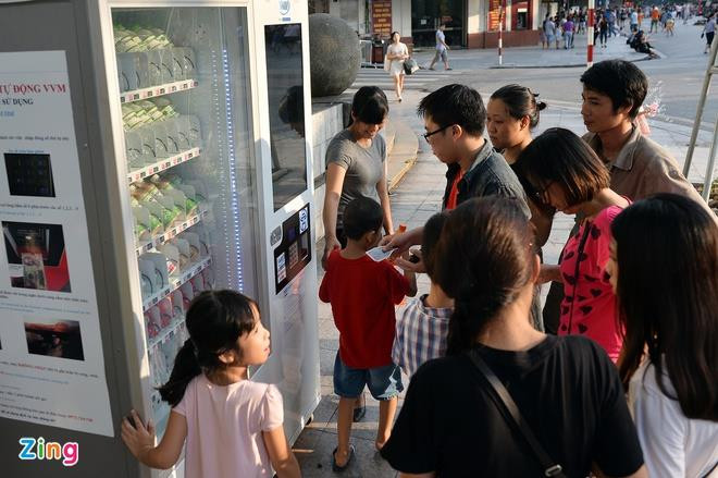 Hà Nội lắp máy bán hàng tự động để thay thế hàng rong - 1