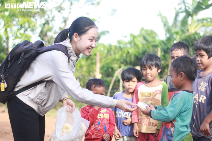 Nữ sinh 17 tuổi và hành trình rong ruổi khắp các buôn làng làm thiện nguyện - 1
