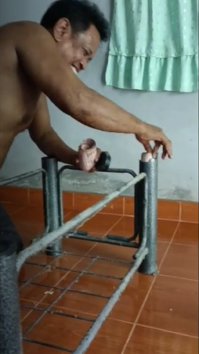 Chân bàn ‘mọc’ ra tiền và sự thật khiến dân tình cười ngất, đòi mua ngay một cái - 1