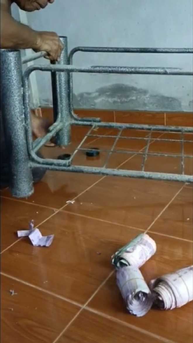 Chân bàn ‘mọc’ ra tiền và sự thật khiến dân tình cười ngất, đòi mua ngay một cái - 2