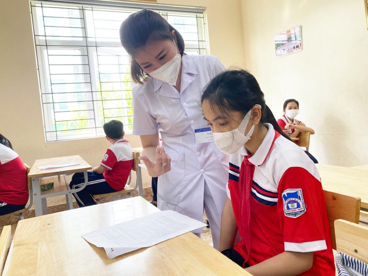 Ảnh: Những học sinh 5-11 tuổi đầu tiên tiêm vaccine COVID-19 - 3