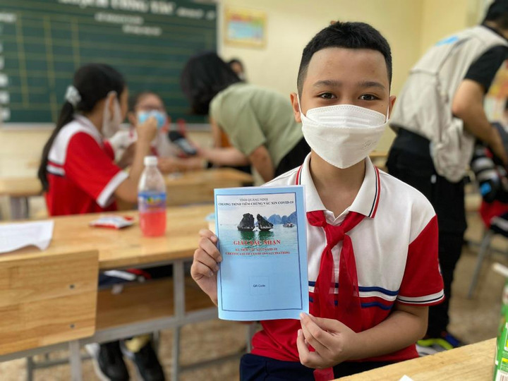 Ảnh: Những học sinh 5-11 tuổi đầu tiên tiêm vaccine COVID-19 - 7