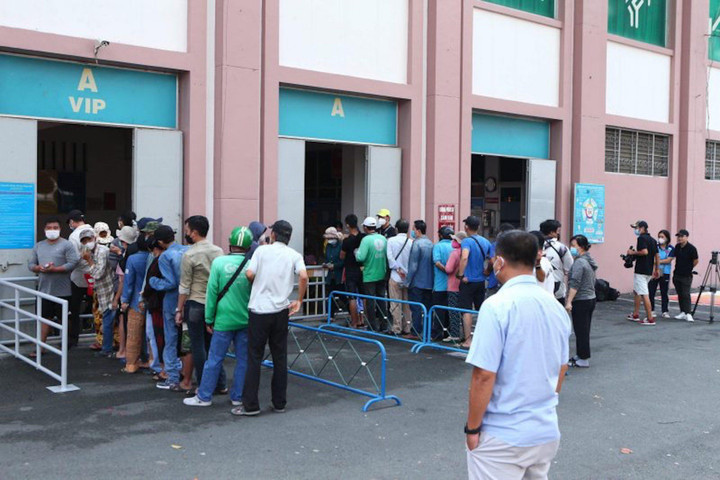 Cổ động viên xếp hàng mua vé xem HAGL đấu AFC Champions League - 1