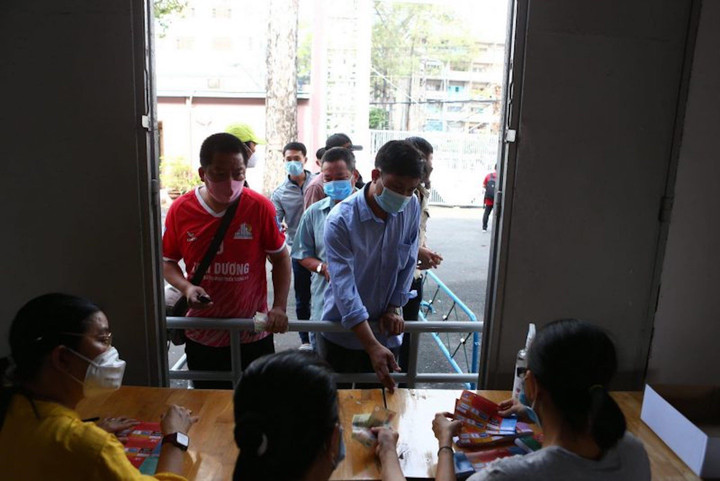 Cổ động viên xếp hàng mua vé xem HAGL đấu AFC Champions League - 2