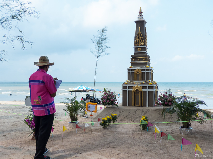 Những tòa tháp độc đáo xuất hiện trên bãi biển trong ngày hội té nước ở Thái Lan - 5