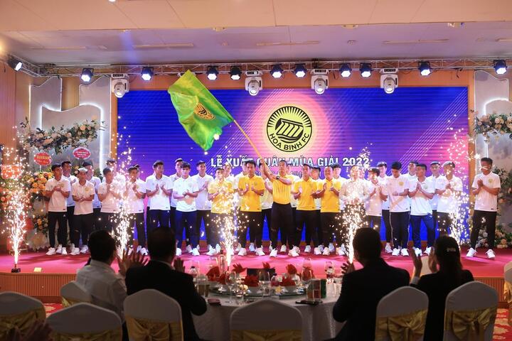 Hòa Bình FC cạnh tranh thăng hạng chuyên nghiệp - 1