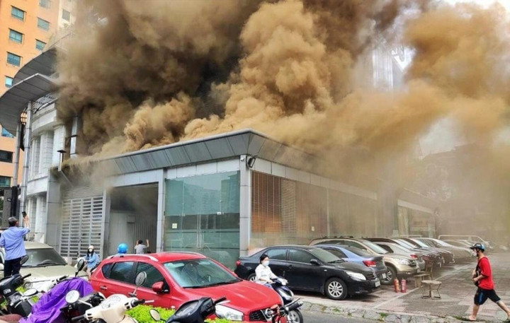 Hà Nội: Cháy lớn tại nhà hàng Bay Buffet, khách hoảng loạn tháo chạy - 1