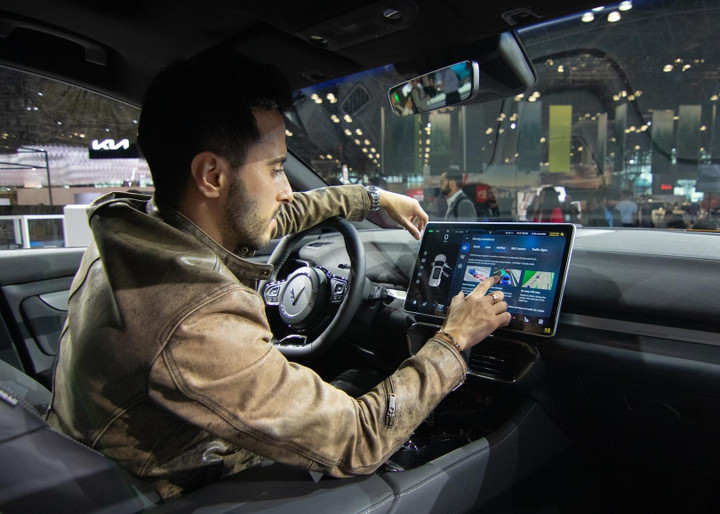 VinFast tích hợp trợ lý giọng nói Alexa vào xe điện thông minh - 1