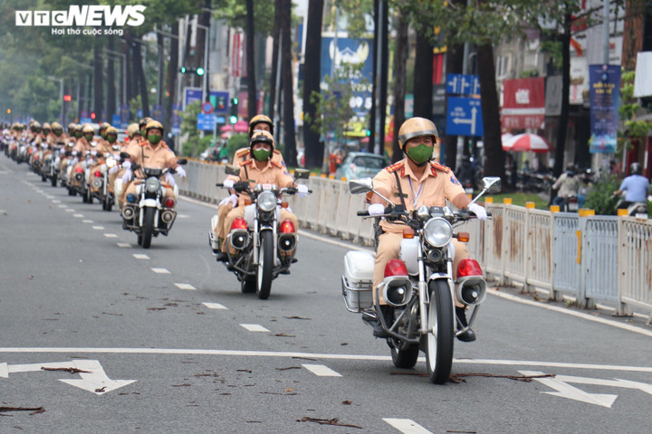 Ảnh: Công an TP.HCM ra quân đảm bảo giao thông dịp lễ 30/4-1/5 và SEA Games 31 - 8