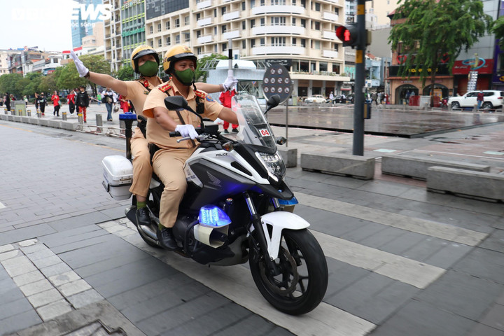 Ảnh: Công an TP.HCM ra quân đảm bảo giao thông dịp lễ 30/4-1/5 và SEA Games 31 - 9