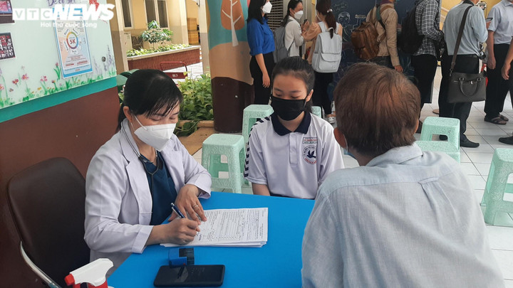 Ảnh: Ngày đầu TP.HCM tiêm vaccine phòng COVID-19 cho trẻ 5-12 tuổi - 2