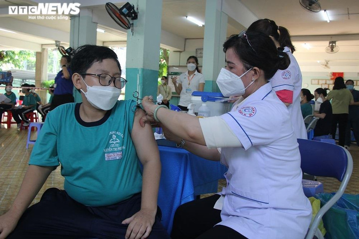 Ảnh: Ngày đầu TP.HCM tiêm vaccine phòng COVID-19 cho trẻ 5-12 tuổi - 13