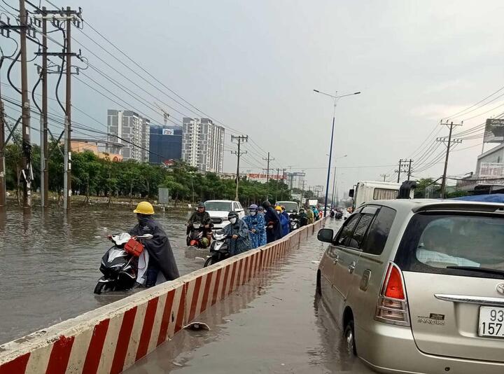Sau trận mưa lớn, quốc lộ 13 ở Bình Dương ngập nặng - 2