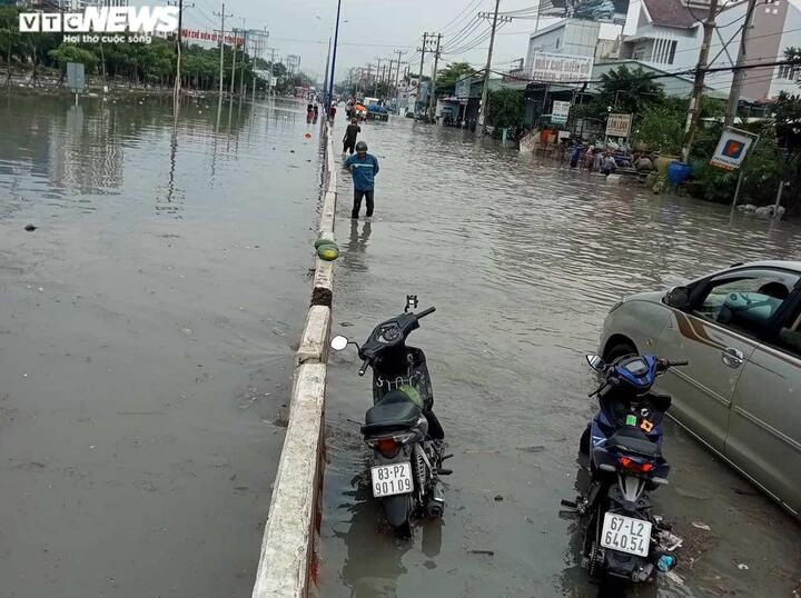 Sau trận mưa lớn, quốc lộ 13 ở Bình Dương ngập nặng - 4