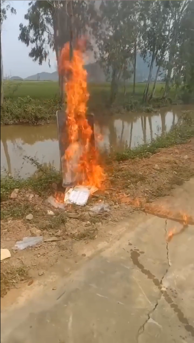 Thanh niên châm lửa đốt rụi ảnh cưới gây tranh cãi, ai nấy đều xót thương 1 vật - 3