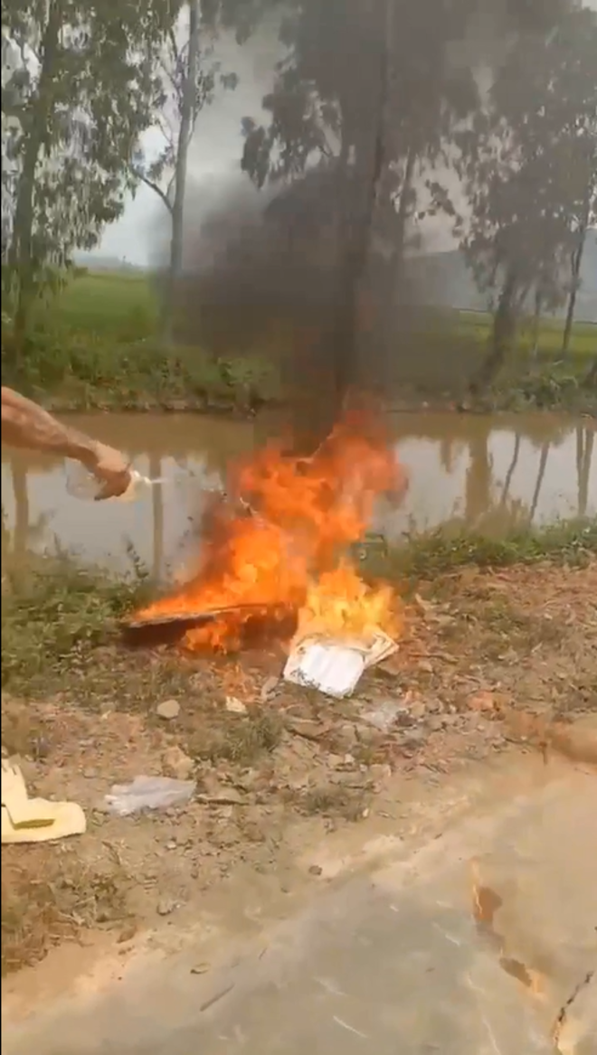 Thanh niên châm lửa đốt rụi ảnh cưới gây tranh cãi, ai nấy đều xót thương 1 vật - 2