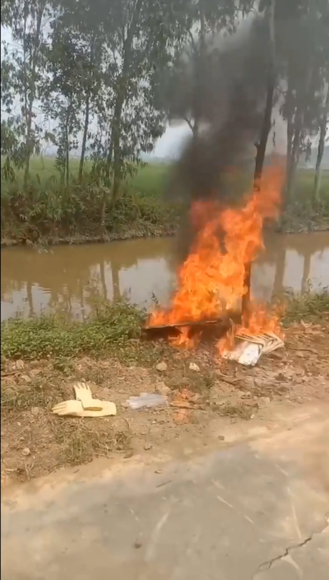 Thanh niên châm lửa đốt rụi ảnh cưới gây tranh cãi, ai nấy đều xót thương 1 vật - 4