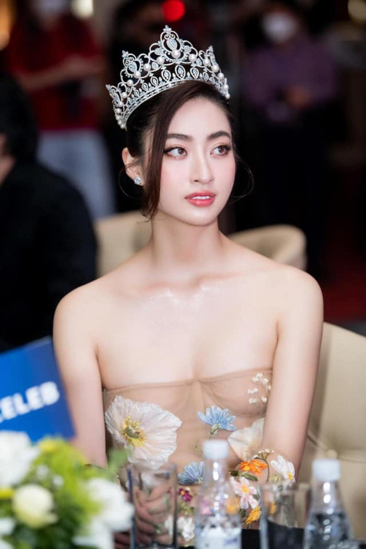 Hoa hậu Lương Thùy Linh khoe vai trần nuột nà với đầm thêu hoa - 5