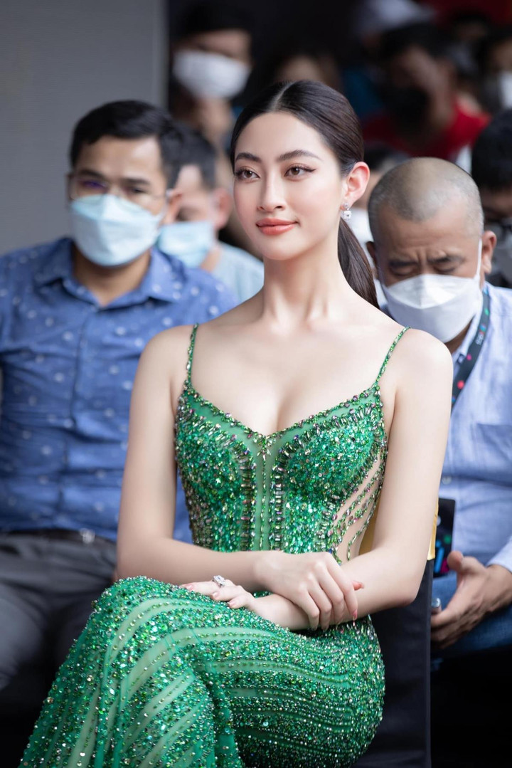 Hoa hậu Lương Thùy Linh khoe vai trần nuột nà với đầm thêu hoa - 8