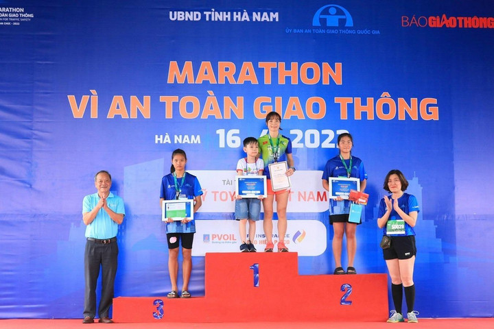 1.000 VĐV chạy marathon vì An toàn giao thông - 1
