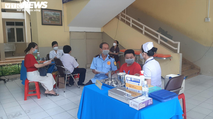 Ảnh: Ngày đầu TP.HCM tiêm vaccine phòng COVID-19 cho trẻ 5-12 tuổi - 1