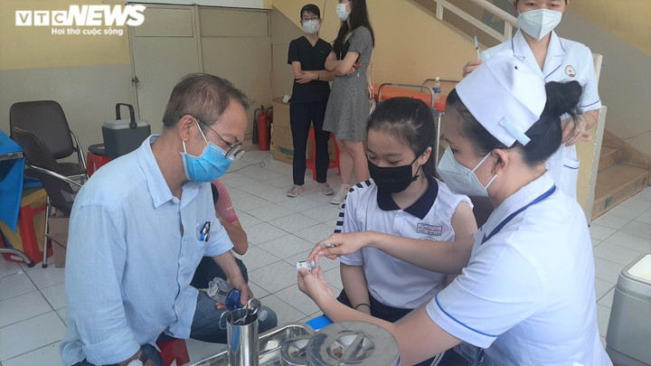 Ảnh: Ngày đầu TP.HCM tiêm vaccine phòng COVID-19 cho trẻ 5-12 tuổi - 3