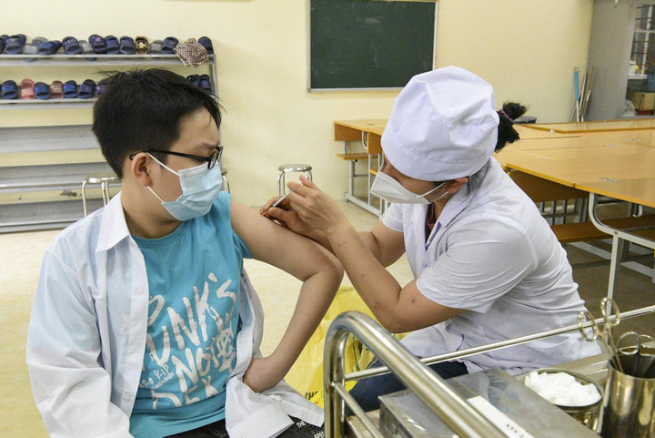 Ngày 16/4, gần 1.000 trẻ lớp 6 ở Hà Nội tiêm vaccine COVID-19 - 1