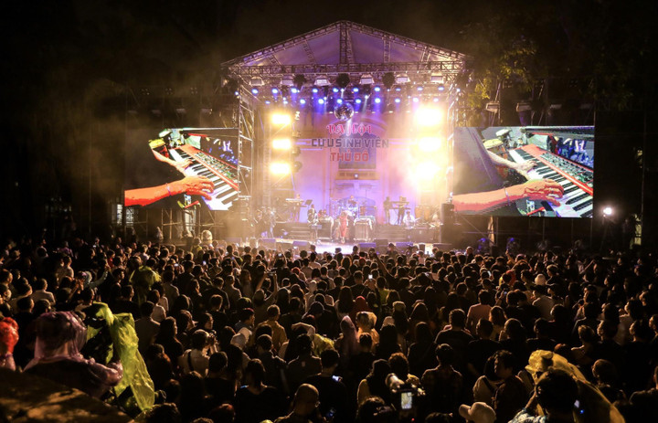 Khán giả 'cháy' cùng Bức Tường, Hoa Sữa tại 'Dạ hội cựu sinh viên Thủ đô' - 1