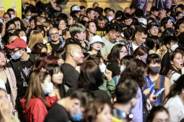 Khán giả 'cháy' cùng Bức Tường, Hoa Sữa tại 'Dạ hội cựu sinh viên Thủ đô' - 3