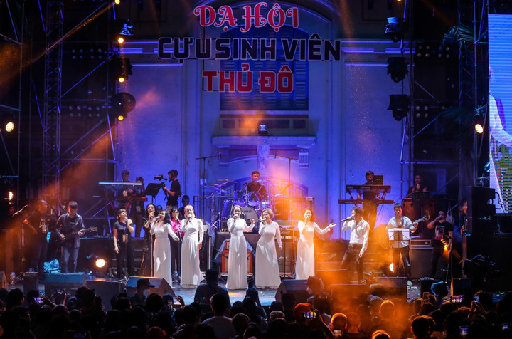 Khán giả 'cháy' cùng Bức Tường, Hoa Sữa tại 'Dạ hội cựu sinh viên Thủ đô' - 7