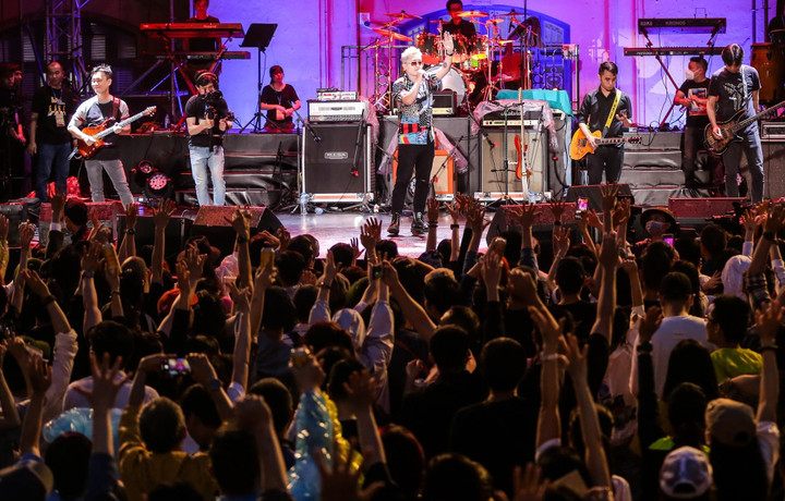 Khán giả 'cháy' cùng Bức Tường, Hoa Sữa tại 'Dạ hội cựu sinh viên Thủ đô' - 6