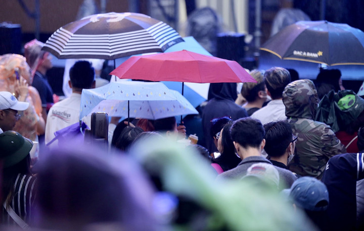 Khán giả 'cháy' cùng Bức Tường, Hoa Sữa tại 'Dạ hội cựu sinh viên Thủ đô' - 2