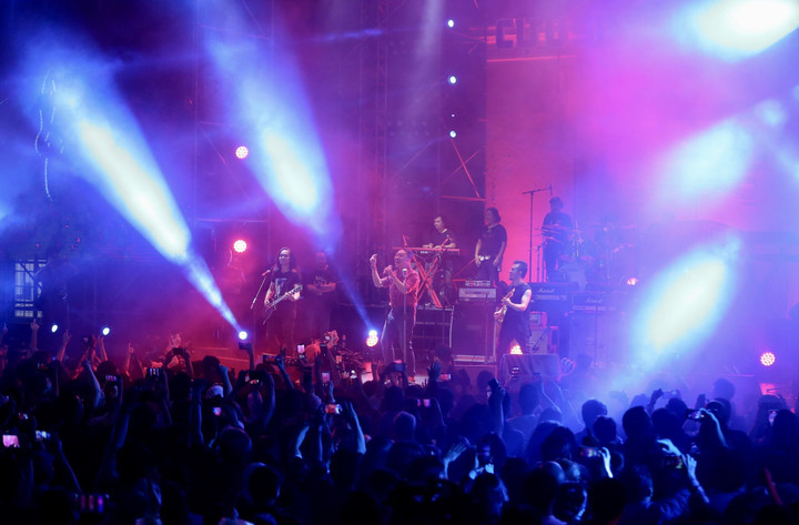 Khán giả 'cháy' cùng Bức Tường, Hoa Sữa tại 'Dạ hội cựu sinh viên Thủ đô' - 9