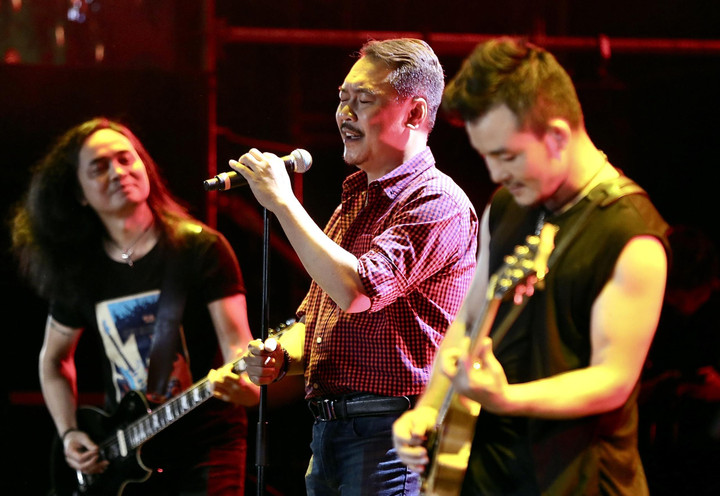 Khán giả 'cháy' cùng Bức Tường, Hoa Sữa tại 'Dạ hội cựu sinh viên Thủ đô' - 10