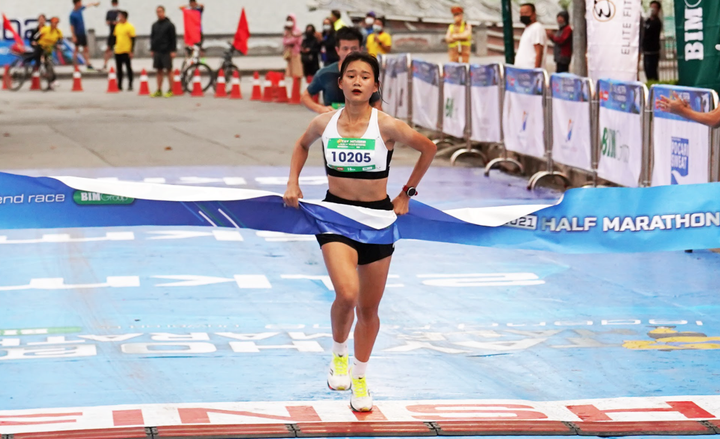 Tay Ho Half Marathon 2021 ghi nhận kỷ lục mới - 1