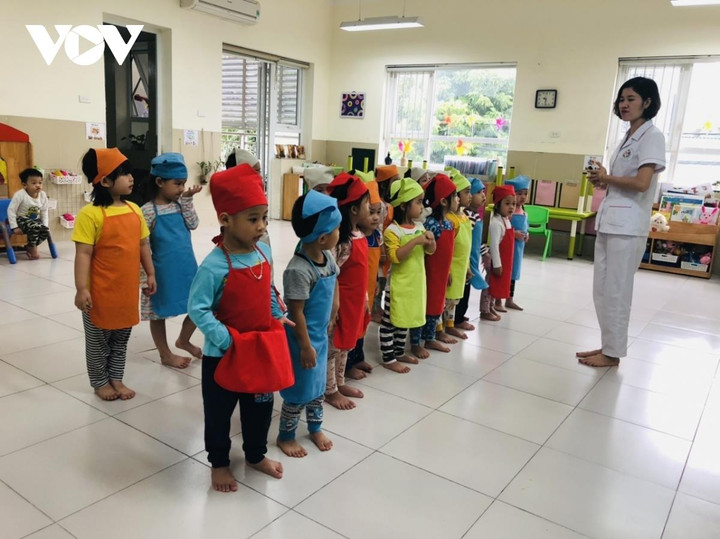 Mở cửa trường mầm non: Các trường tư thục ở Hà Nội khó tuyển giáo viên - 1