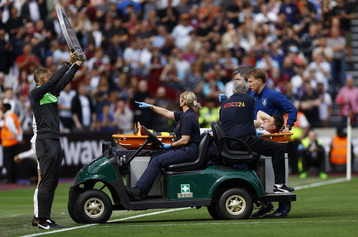 Khiến đối thủ gãy chân, cầu thủ West Ham bật khóc nức nở - 2