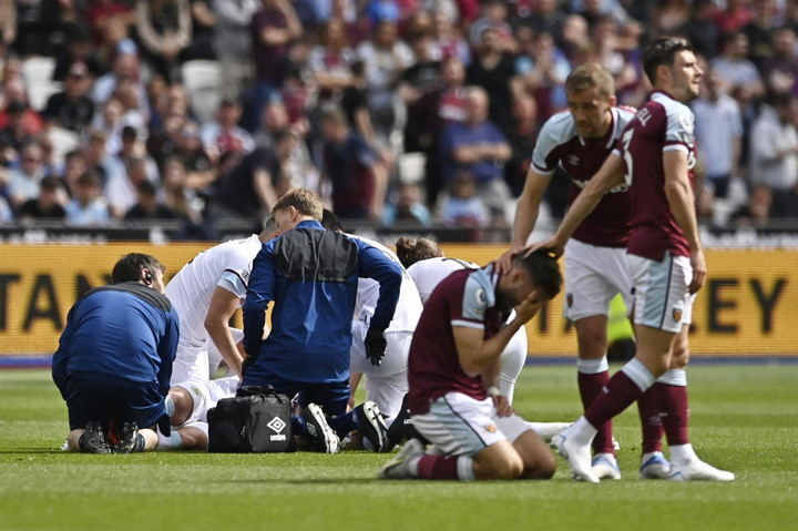 Khiến đối thủ gãy chân, cầu thủ West Ham bật khóc nức nở - 1