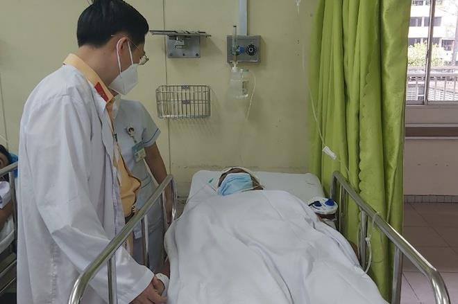 Nam thanh niên đi sai làn, tông thiếu tá CSGT chấn thương sọ não - 1