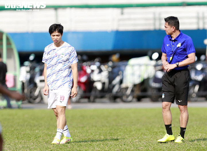 HLV Kiatisak dặn riêng Công Phượng, HAGL thoải mái trước trận gặp Sydney FC - 3